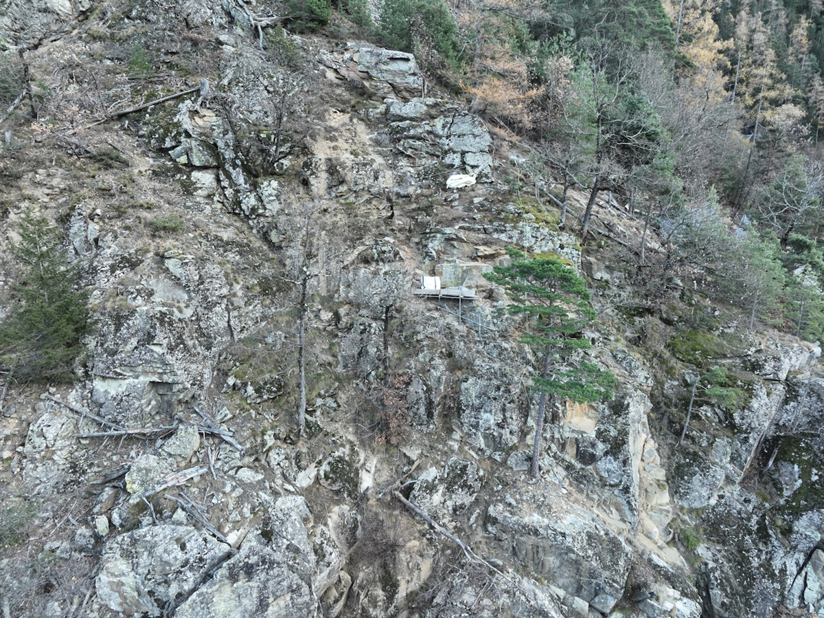 Übersichtaufnahme der Felswand.