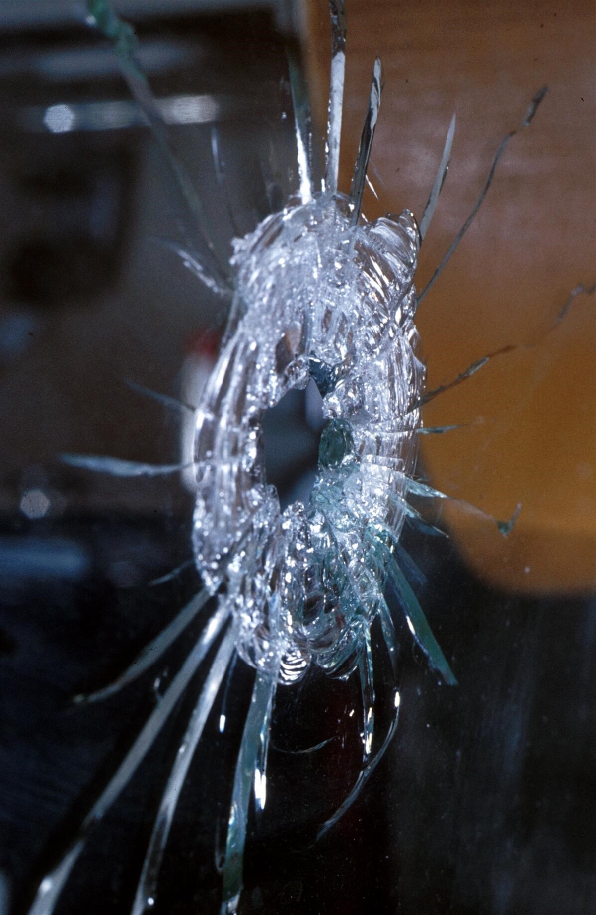 Auf dem Bild ist eine eingeschlagene Fensterscheibe ersichtlich