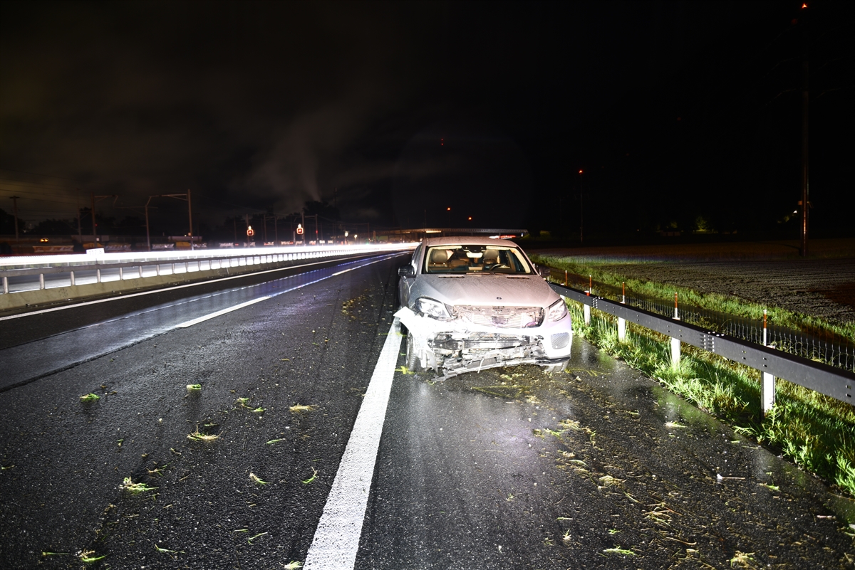 Fahrzeug steht stark beschädigt im Front in Fahrtrichtung auf dem Pannenstreifen