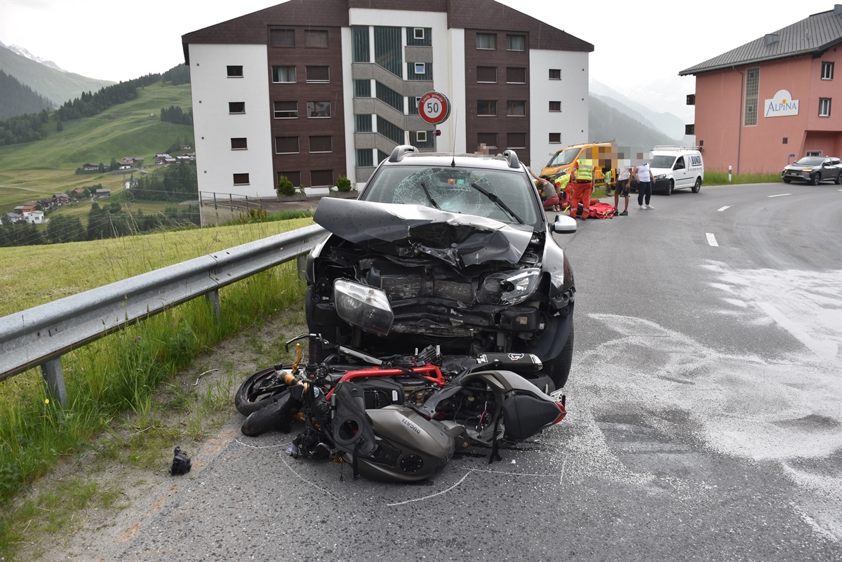 Unfallsituation eingangs Sedrun Endlage Motorrad Personenwagen