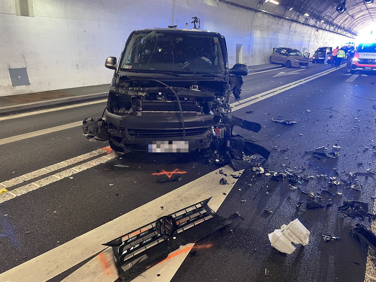 Unfallsituation auf der A13 im San Fedele-Tunnel.