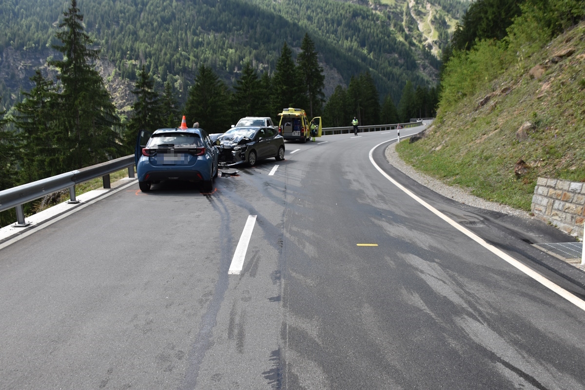 Sanitätsfahrzeug steht zusammen mit drei beteiligten Fahrzeugen auf der Fahrbahn 