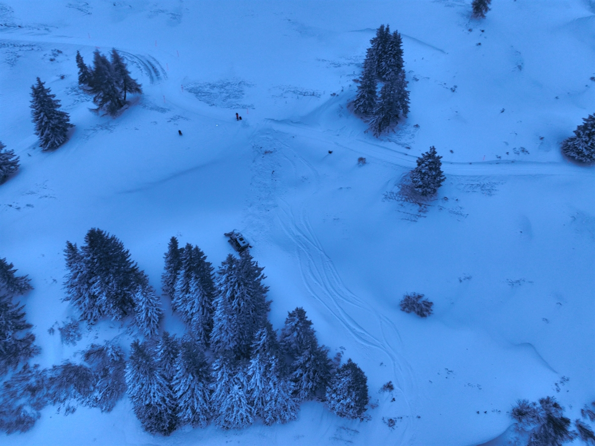 Skigebiet schneebedeckter Wanderweg mit Raupenfahrzeug 