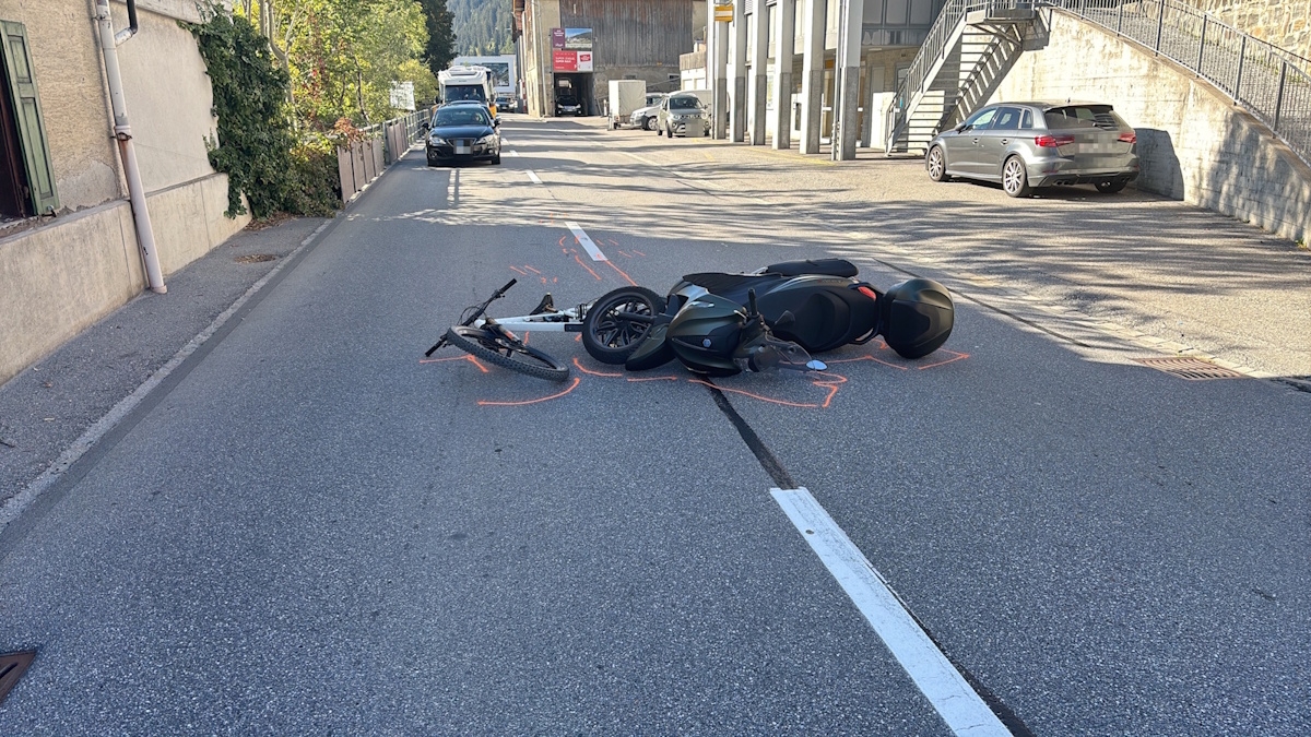 Roller und E Bike auf der Fahrbahn