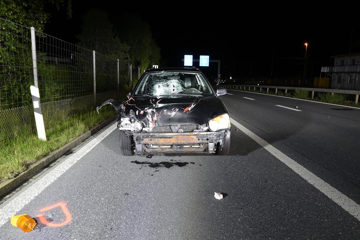 stark beschädigtes Fahrzeug auf der Fahrbahn 