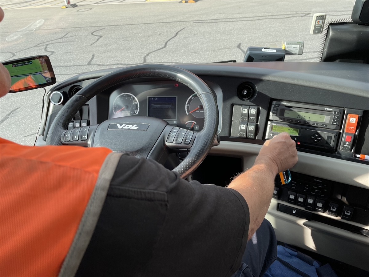 Innenaufnahme auf eine Person am Steuer eines Gesellschaftswagens. 