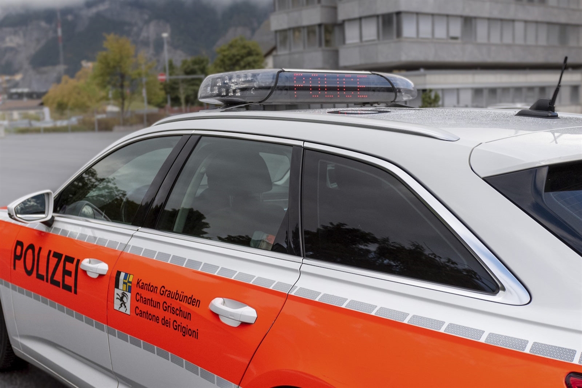 Die linke Seite eines Patrouillenfahrzeuges der Kantonspolizei Graubünden
