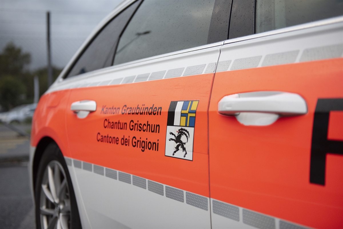 Das Logo der Kantonspolizei Graubünden auf einem Patrouillenfahrzeug.