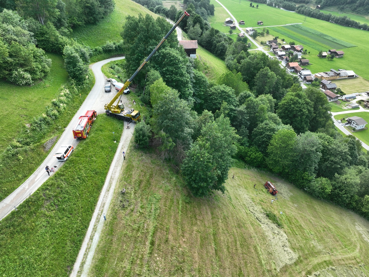 Unfallsituation in Surrein bei der Bergung des Heuladewagens