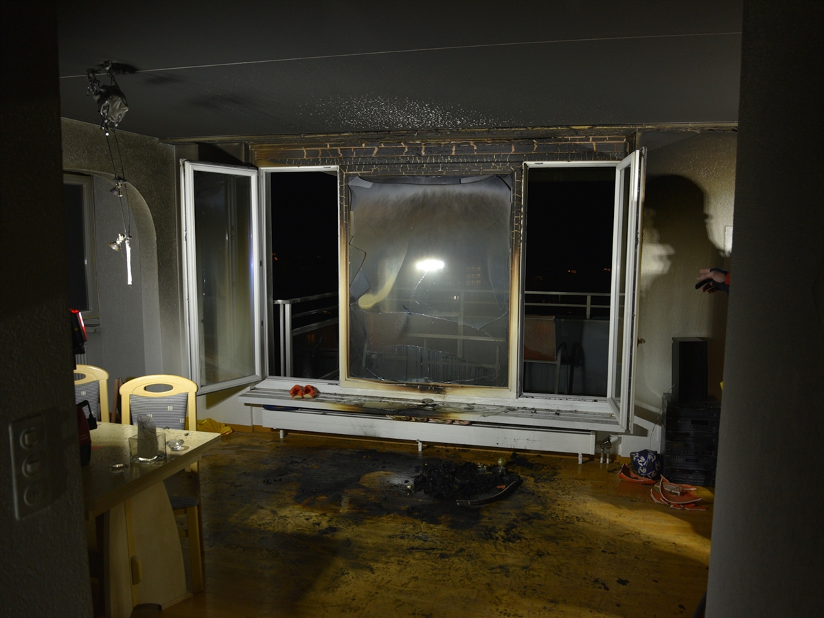 Das mit Russ bedeckte Wohnzimmer der Wohnung, in welchem der Weihnachtsbaum brannte. Die Fenster sind zur Raumlüftung geöffnet