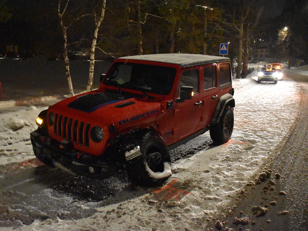 Ein rotes Auto steht auf verschneiter Fahrbahn neben dem St. Moritzersee. Das Unfallfahrzeug weist vorne links eine massive Beschädigung auf. Zudem ist der vordere linke Reifen praktisch vollständig von der Felge abgezogen.