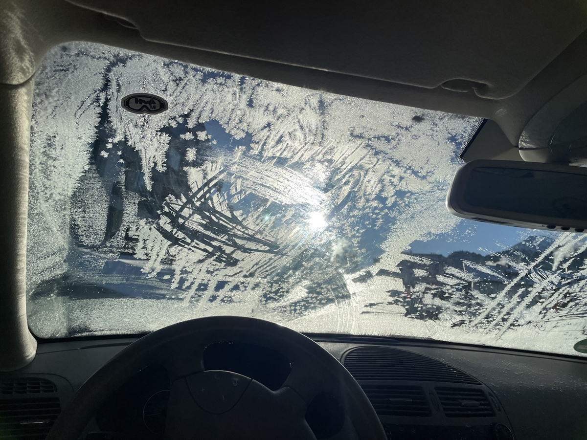 Die Frontscheibe aus Sicht der Automobilistin. Sonne und Eis schränken massiv die Sicht nach vorne ein.