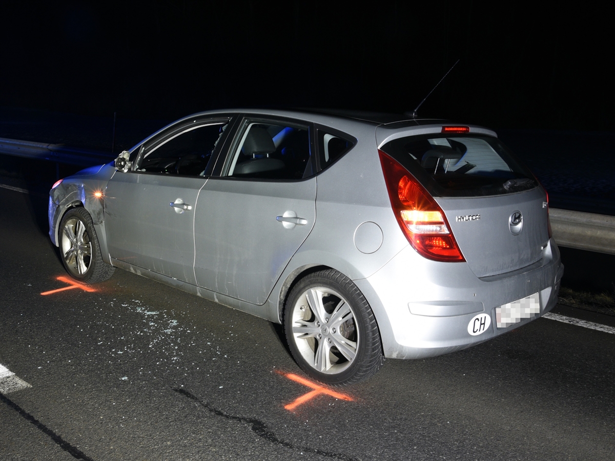 Das silbergraue Auto des 34-Jährigen ist auf der linken Fahrzeugseite im vorderen Bereich beschädigt.