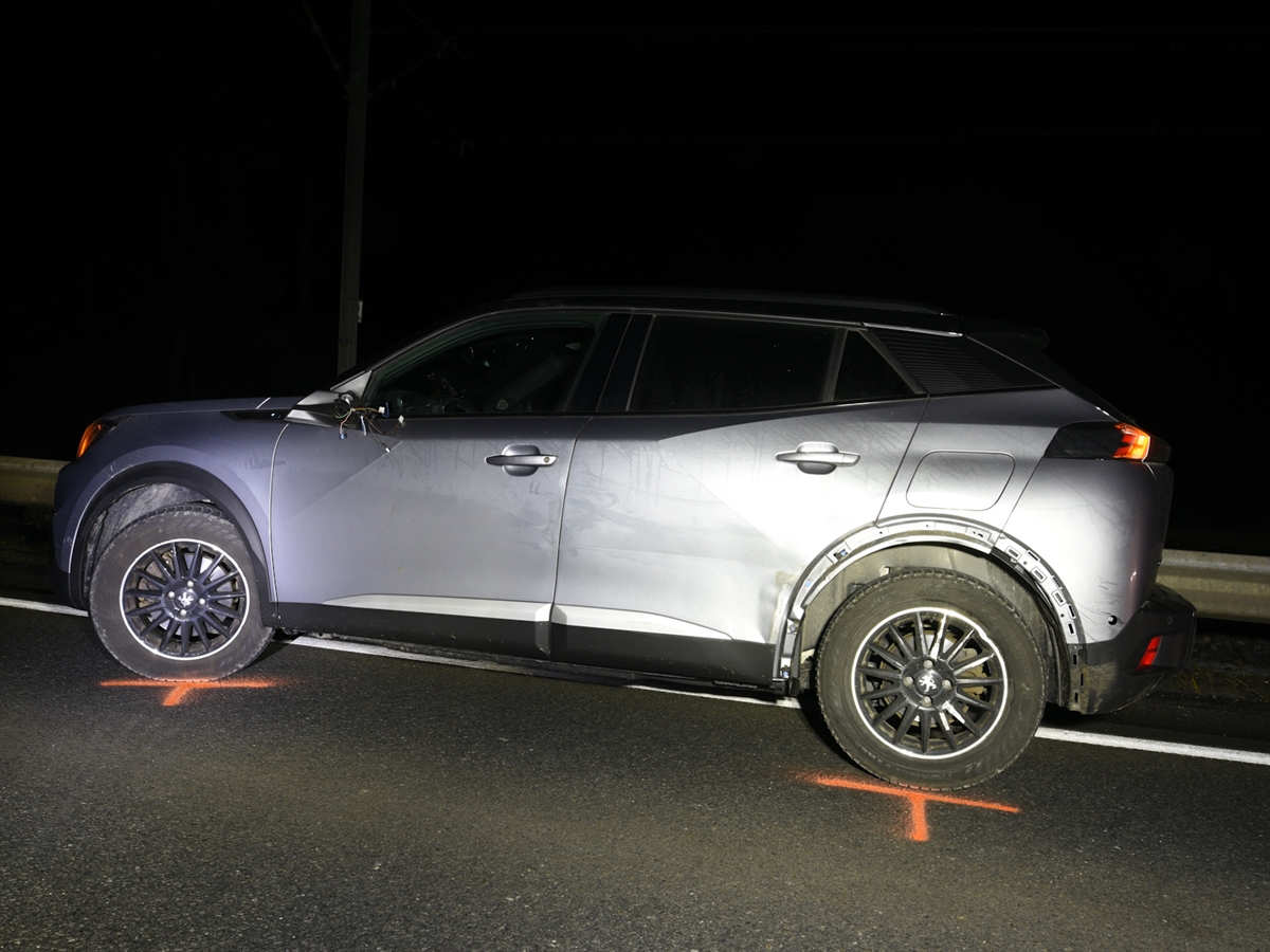 Das silbergraue Auto des 57-Jährigen ist im hinteren Bereich der linken Fahrzeugseite beschädigt.