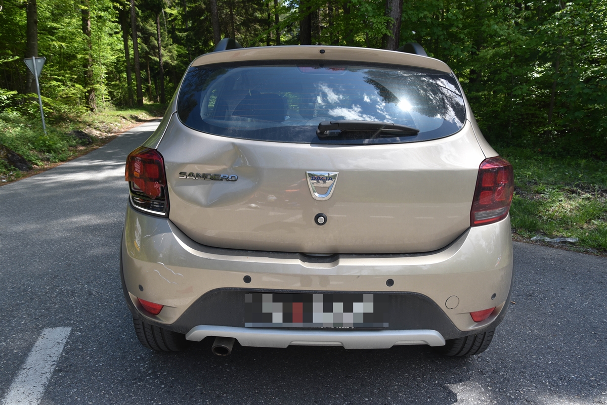 Beschädigter Heckbereich des beteiligten Personenwagens. 