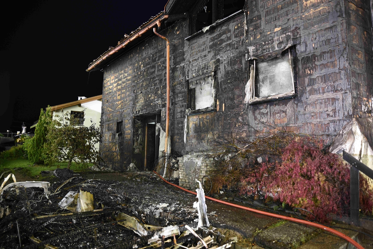 Das Feuer wurde gelöscht und der Wohnanhänger ist komplett ausgebrannt. Das Wohnahaus ist stark beschädigt.