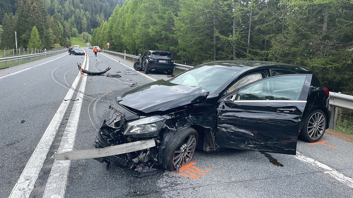 Drei Personenwagen in verschiedenen Entfernungen, alle mit starken Beschädigungen. Weiter: Einsatzkräfte sowie Polizeiautos.