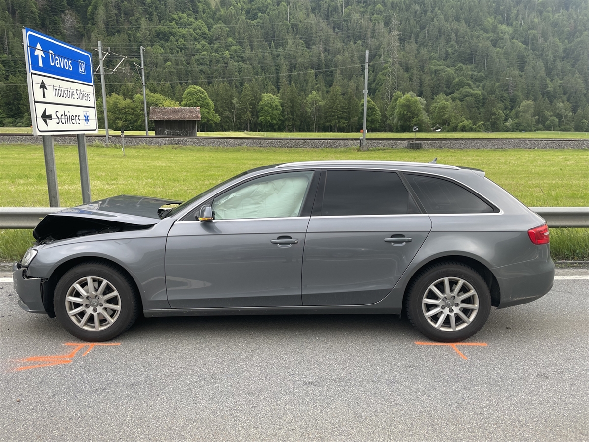 Seitliche Aufnahme des Autos. Die Front ist stark beschädigt und auf der Fahrerseite sind die Airbags ausgelöst.