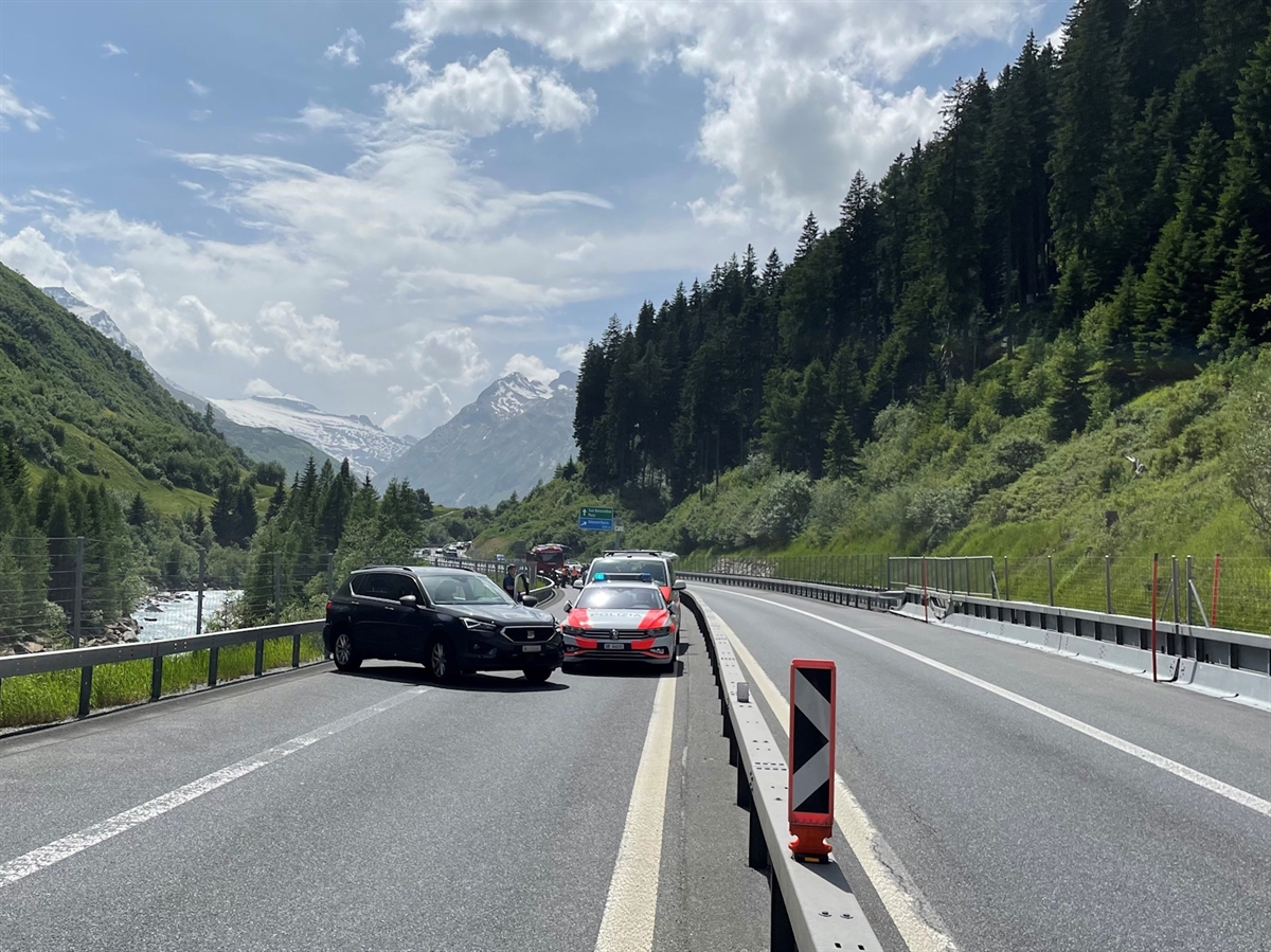 Der Ort der Anhaltung auf der Autostrasse A13. Zwei Auto, welche zwischen den Leitplanken die Durchfahrt versperren.