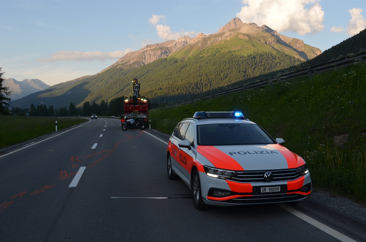 Motorrad wird aufgeladen, eingezeichnete Spuren auf der Fahrbahn