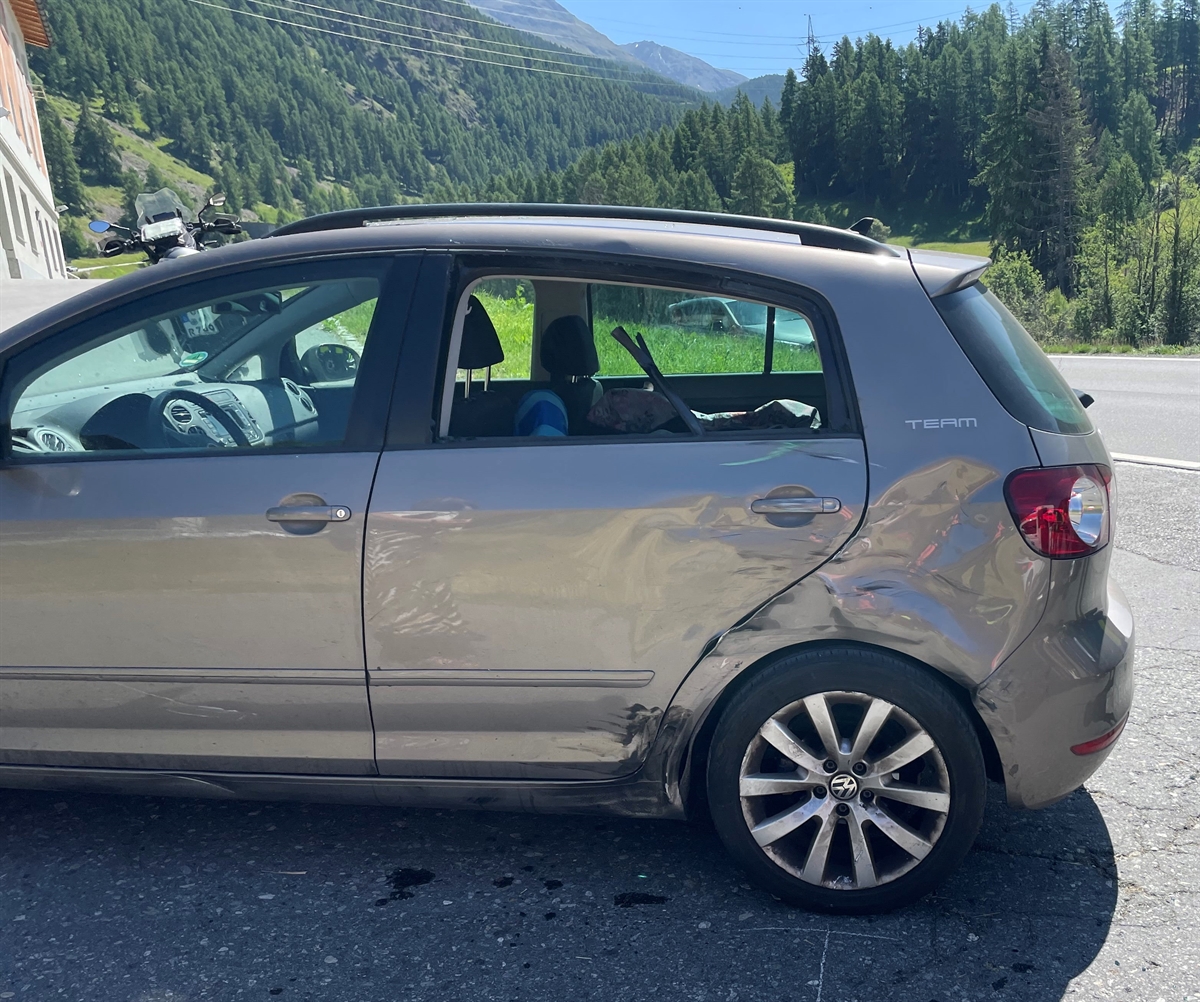 Beschädigung an der linken Fahrzeugseite des beteiligten Personenwagens