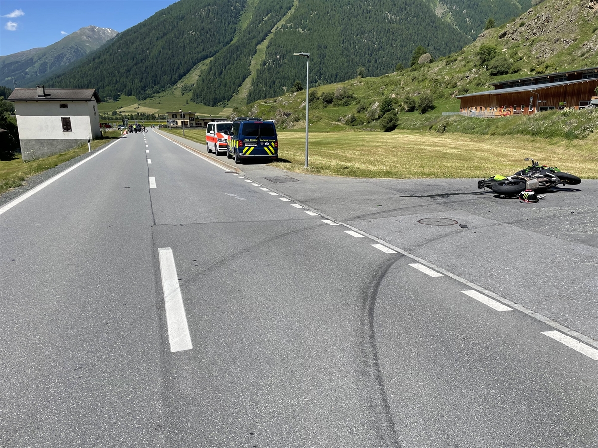 Endlage des beteiligten Motorrades auf der rechten Seite in Richtung Zernez gesehen. In der Bildmitte sind ein Fahrzeug der Grenzwache und ein Patrouillenfahrzeug der Polizei zu erkennen. 