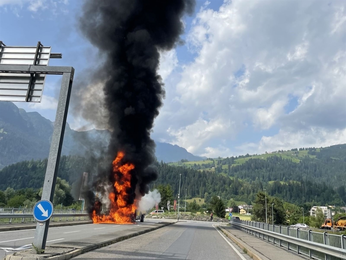 Die brennende Fahrzeugkombination auf der Querverbindung beim Anschluss Thusis-Nord
