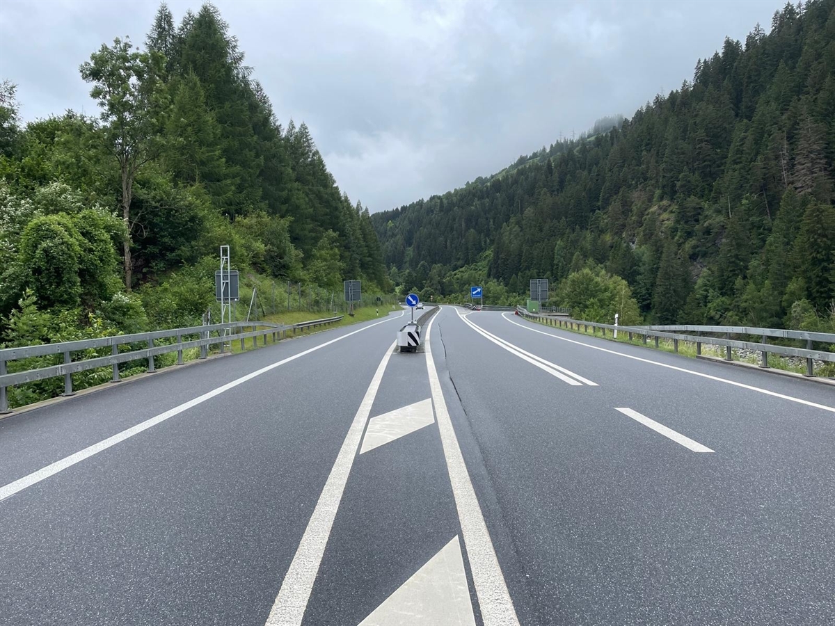 Stelle, wo die Mittelleitplanke beginnt