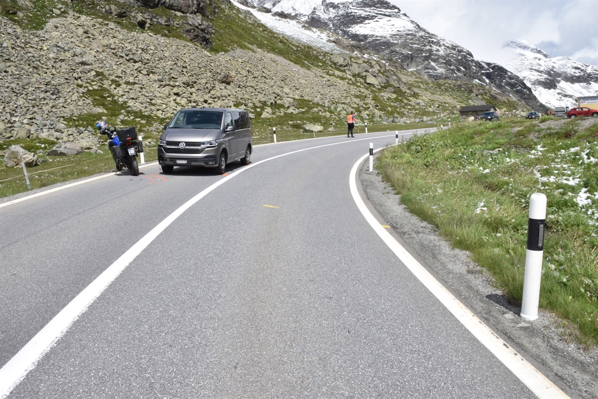 Die Unfallkurve mit den beiden beteiligten Fahrzeugen. Im Hintergrund Berge.