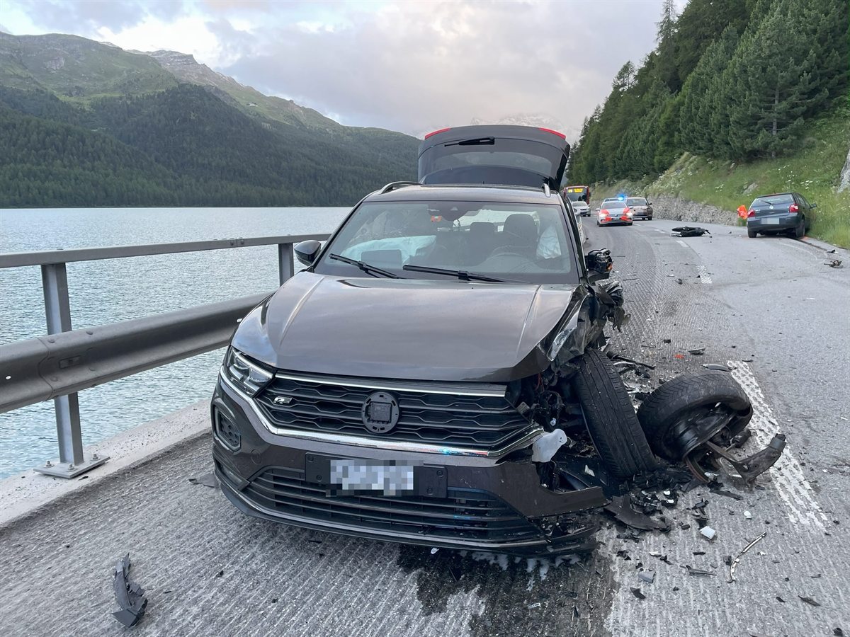 Zwei beschädigte Autos auf der Strasse direkt am See, Polizeiauto.
