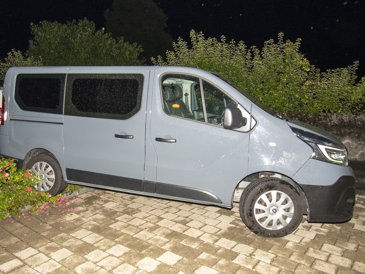 Seitenansicht auf den zurückgelassenen Kleintransporter.