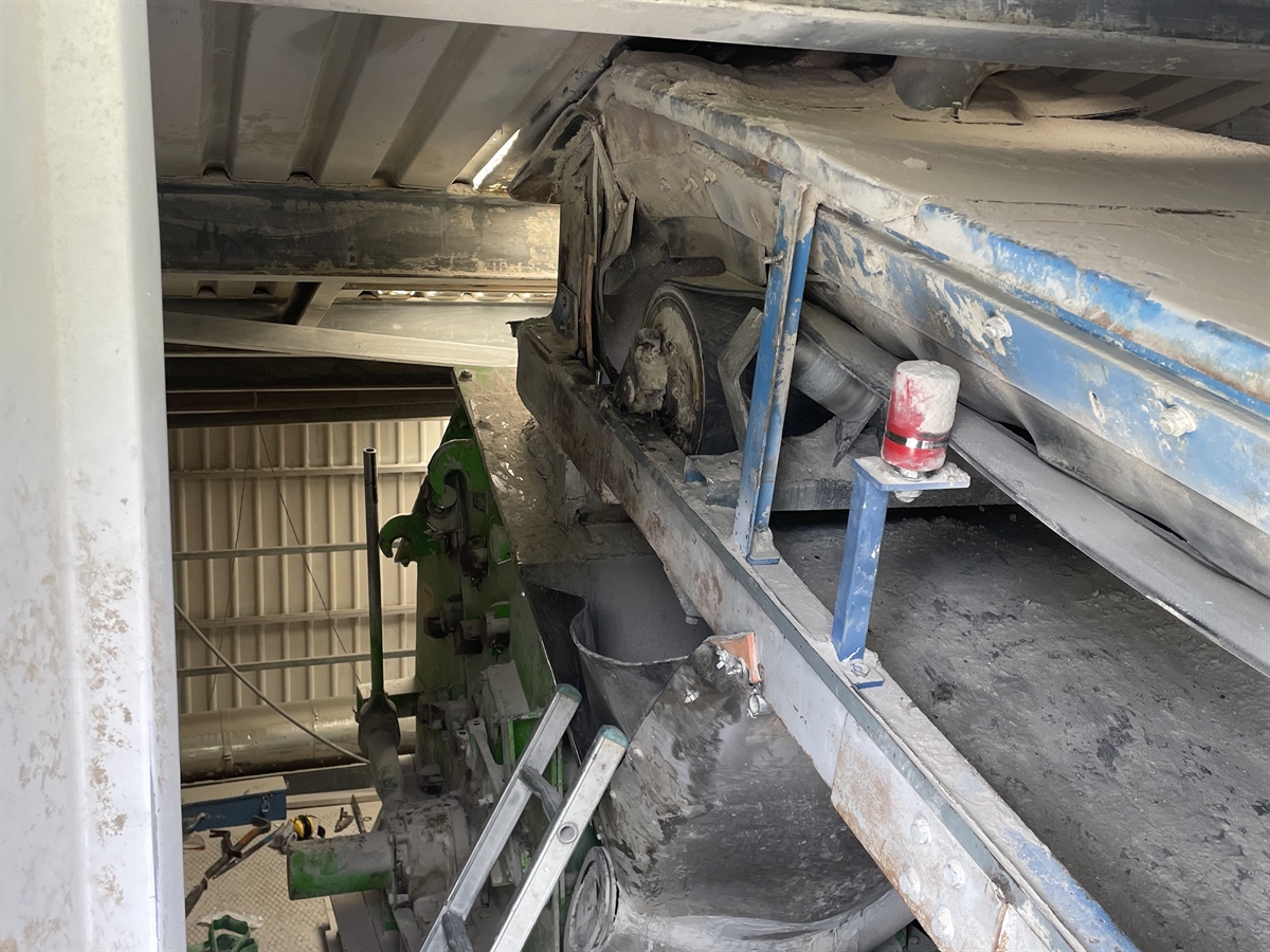 Seitliche Ansicht auf die Maschine.