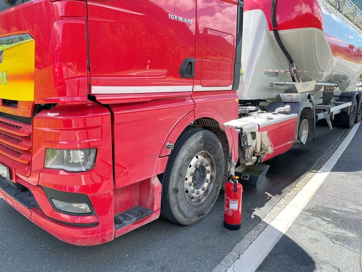 Seitliche Aufnahme des Sattelmotorfahrzeuges mit dem aufgeschlitzten Treibstofftank. Ein Feuerlöscher steht zur Sicherung beim Fahrzeug.