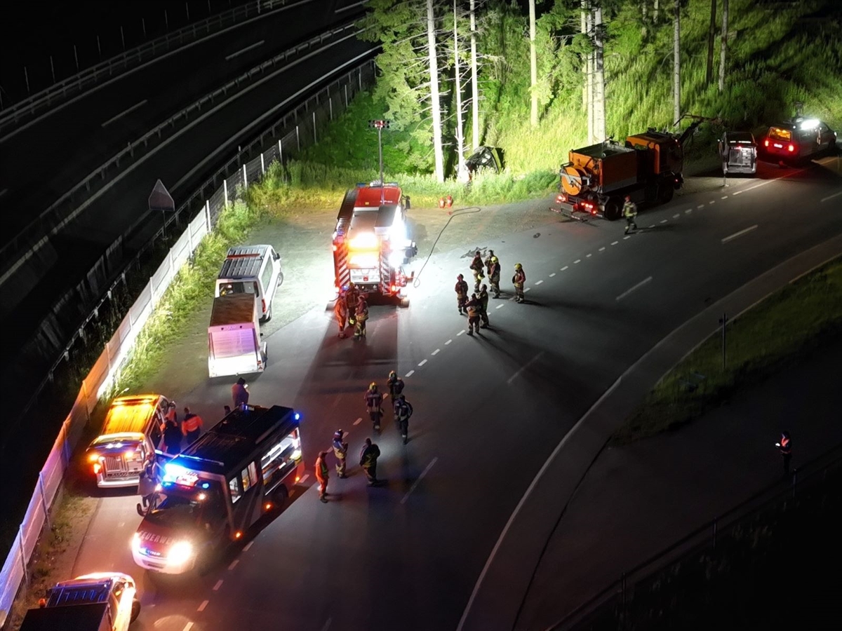 Nächtliche Drohnenaufnahme der Unfallstelle mit den Einsatzfahrzeugen von Polizei, Feuerwehr und Tiefbauamt