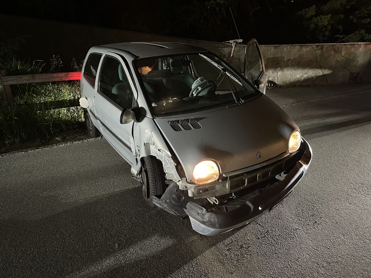 Nachtaufnahme von vorne auf das frontal und rechtsseitig stark beschädigte Auto; Airbag wurde ausgelöst.