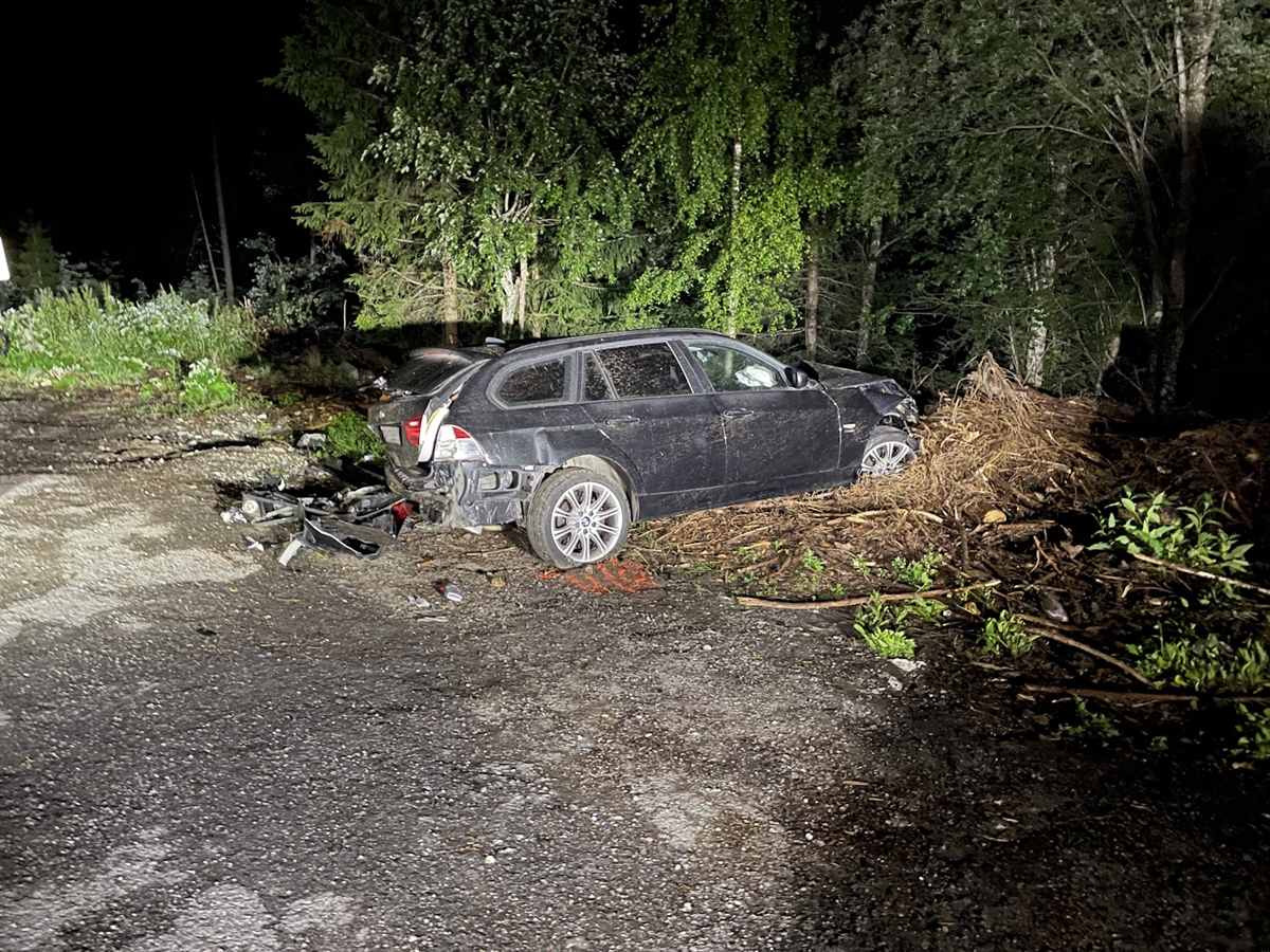 Nachtaufnahme des total beschädigten Autos von der rechten Seite.