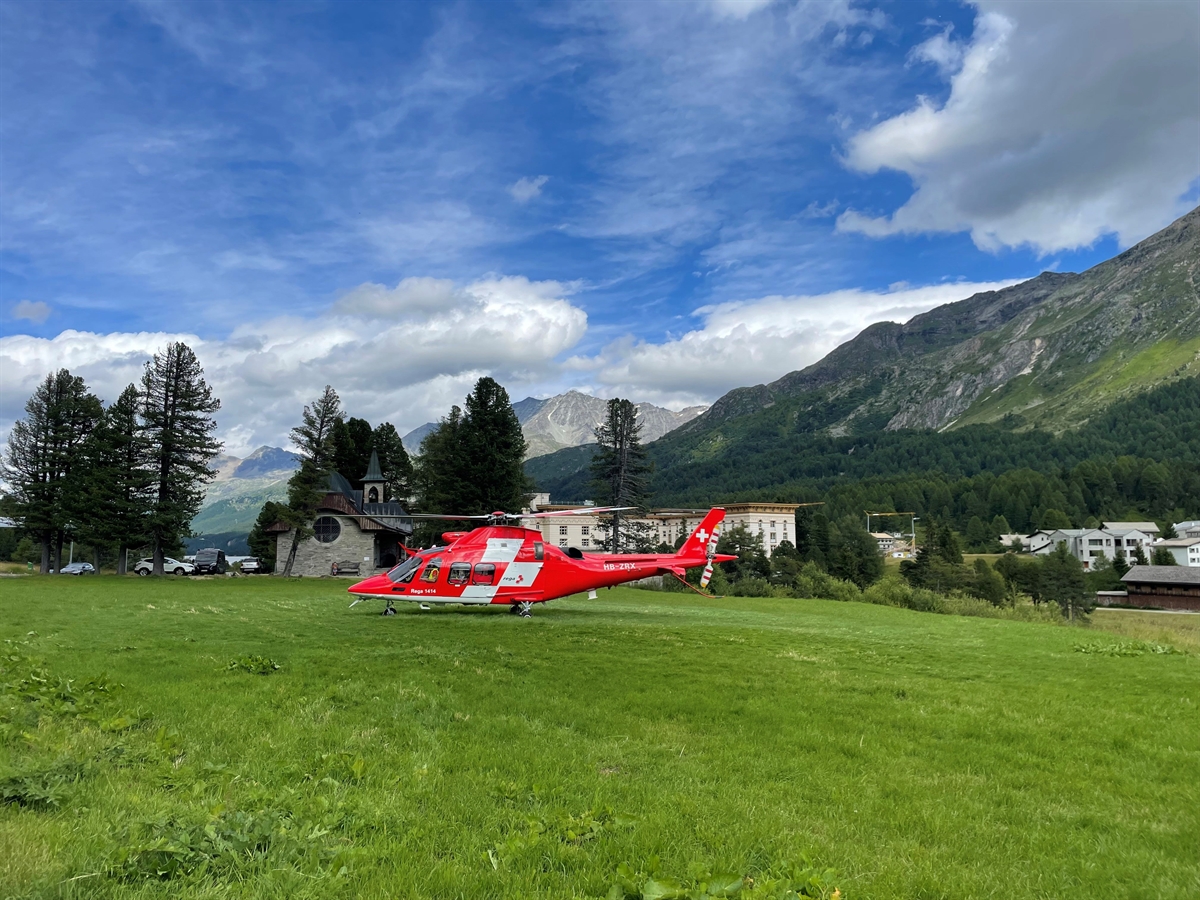 Rega Helikopter auf der Wiese