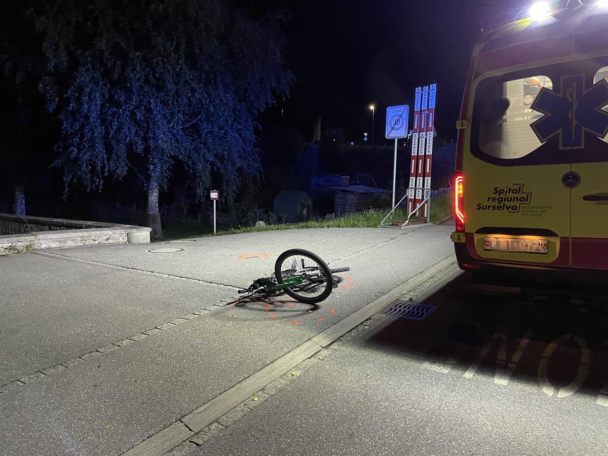 Beschädigtes Fahrrad auf dem Trottoir 
