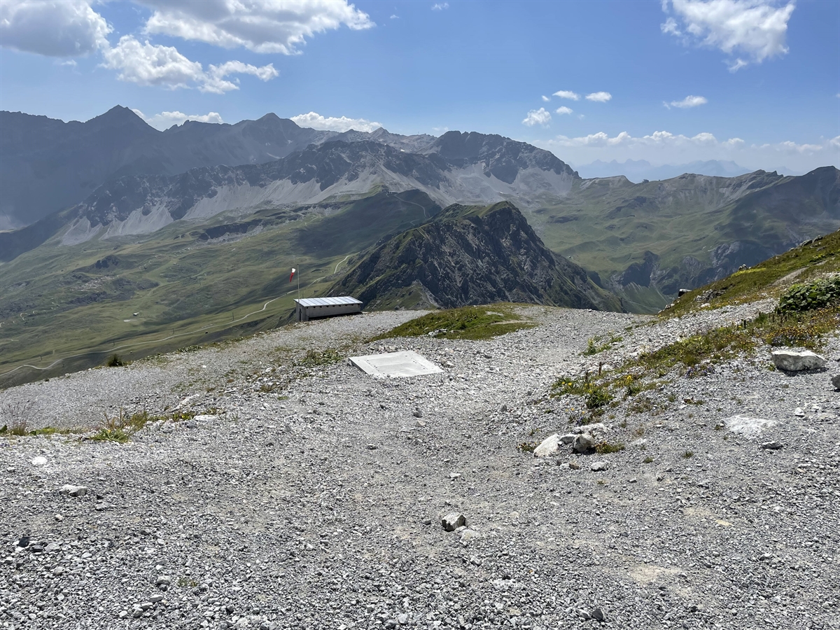 Übersichtsaufnahme der Unfallörtlichkeit im beim Weisshorngipfel in Arosa. Im Hintergrund sind Berge zu erkennen.
