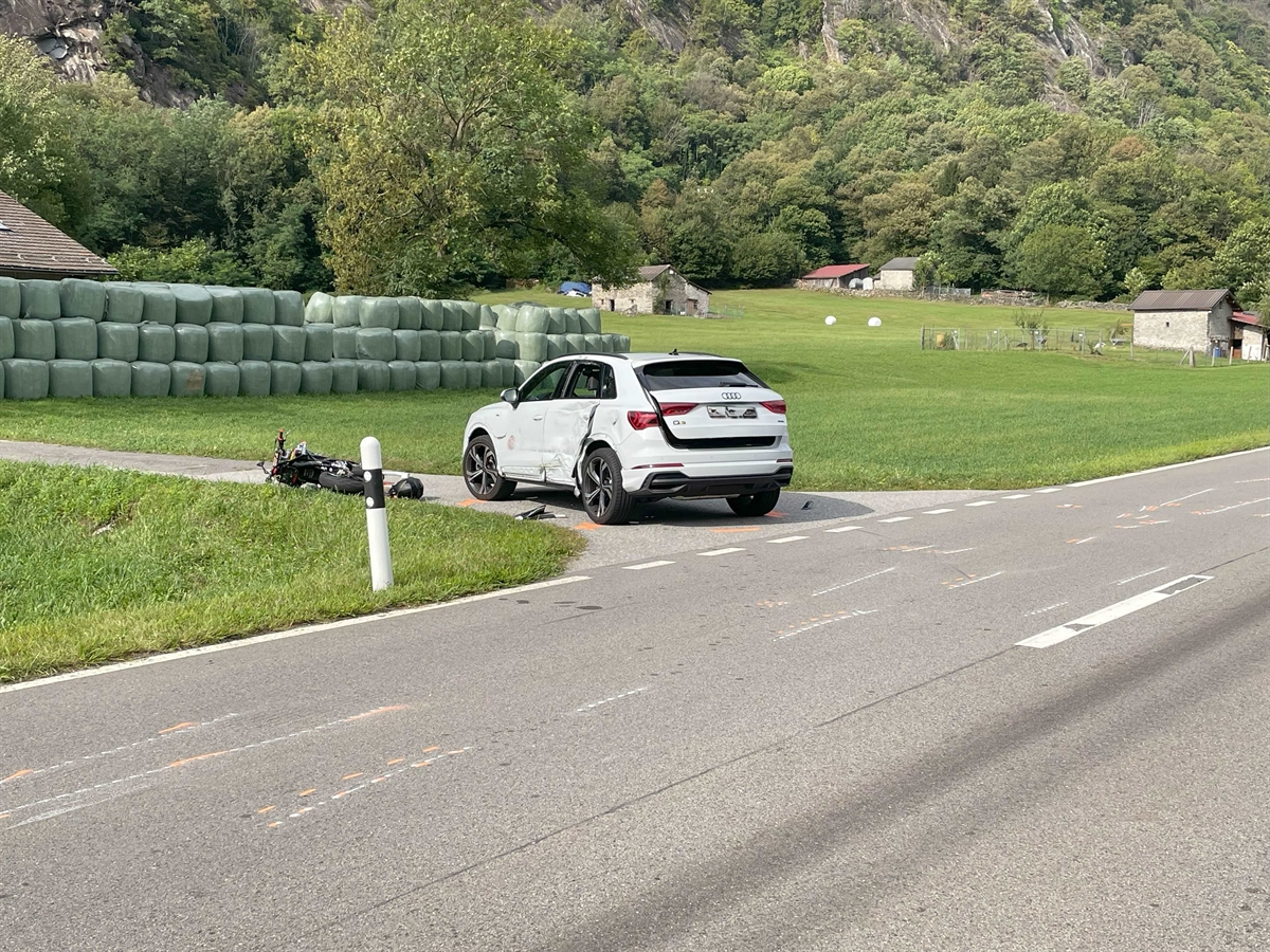 Personenwagen steht beschädigt auf Zufahrtstrasse, daneben liegt ein Motorrad