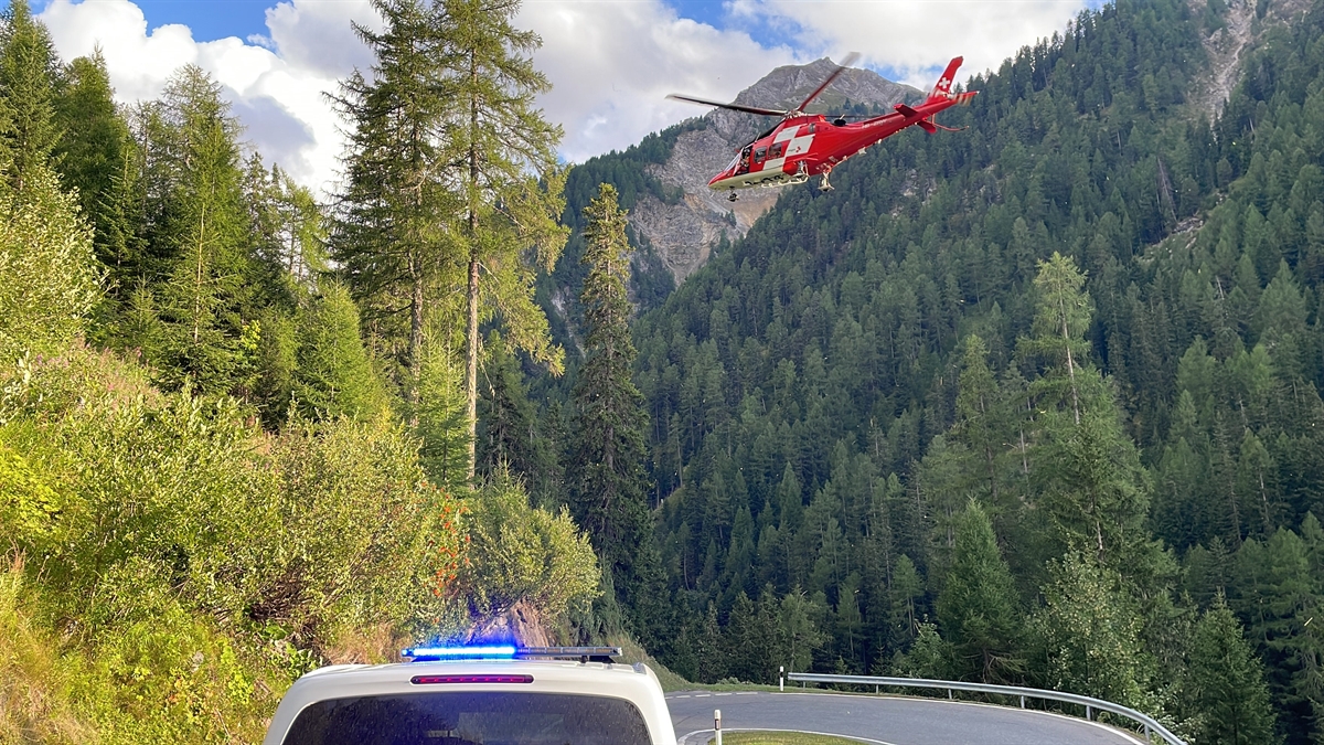 Rega Helikopter fliegt ab