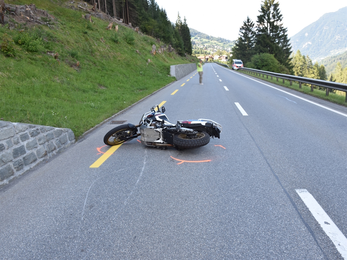 Das Motorrad liegt auf der Bergspur der H3. Im Hintergrund eine Privatperson, bekleidet mit einer Leuchtweste, sowie ein Polizeiauto.