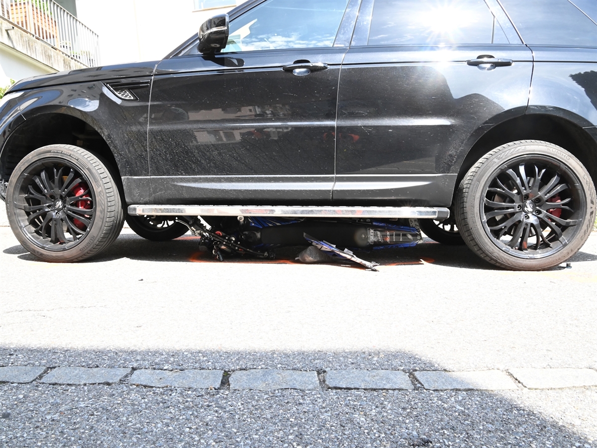 Das Motorrad liegt unter dem SUV
