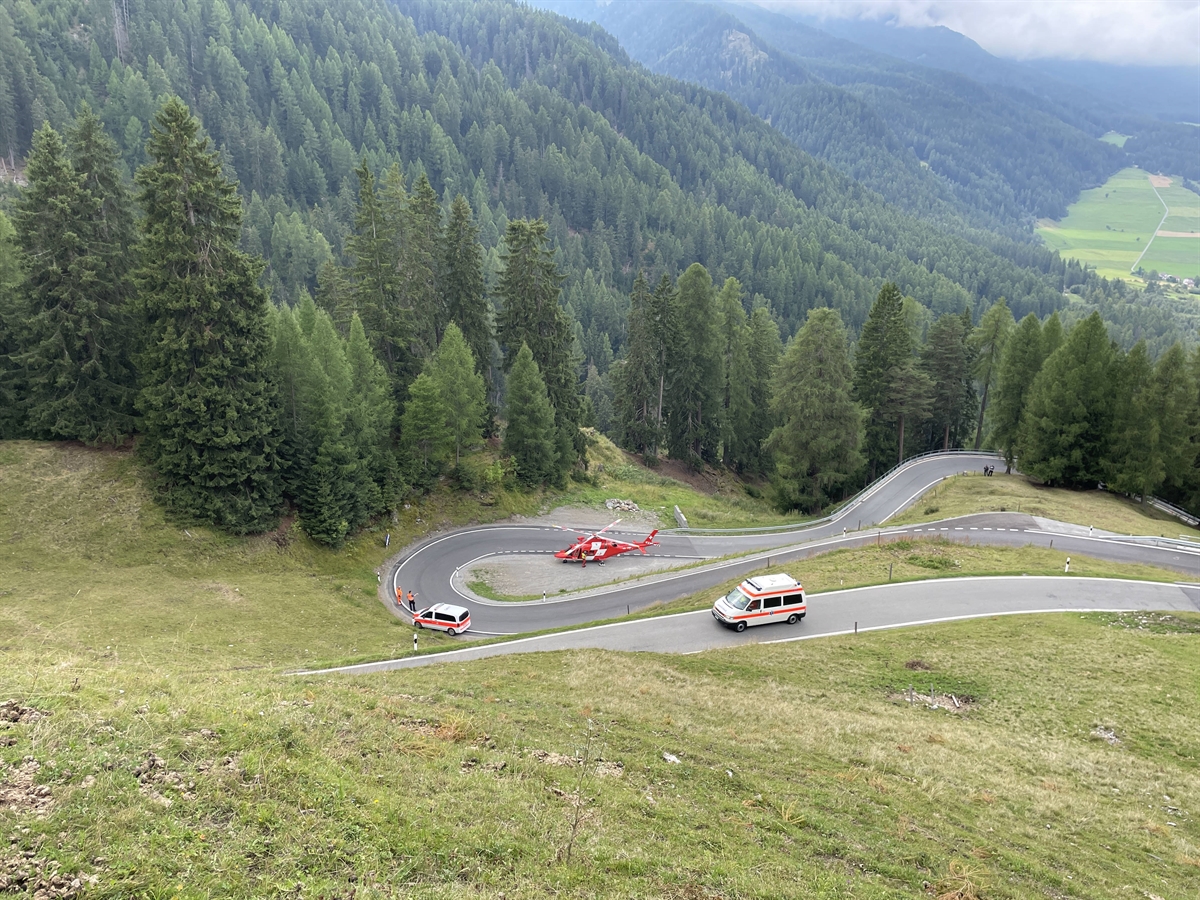 Blick von oben über die Serpentinen mit Rettungswagen und Polizeiauto