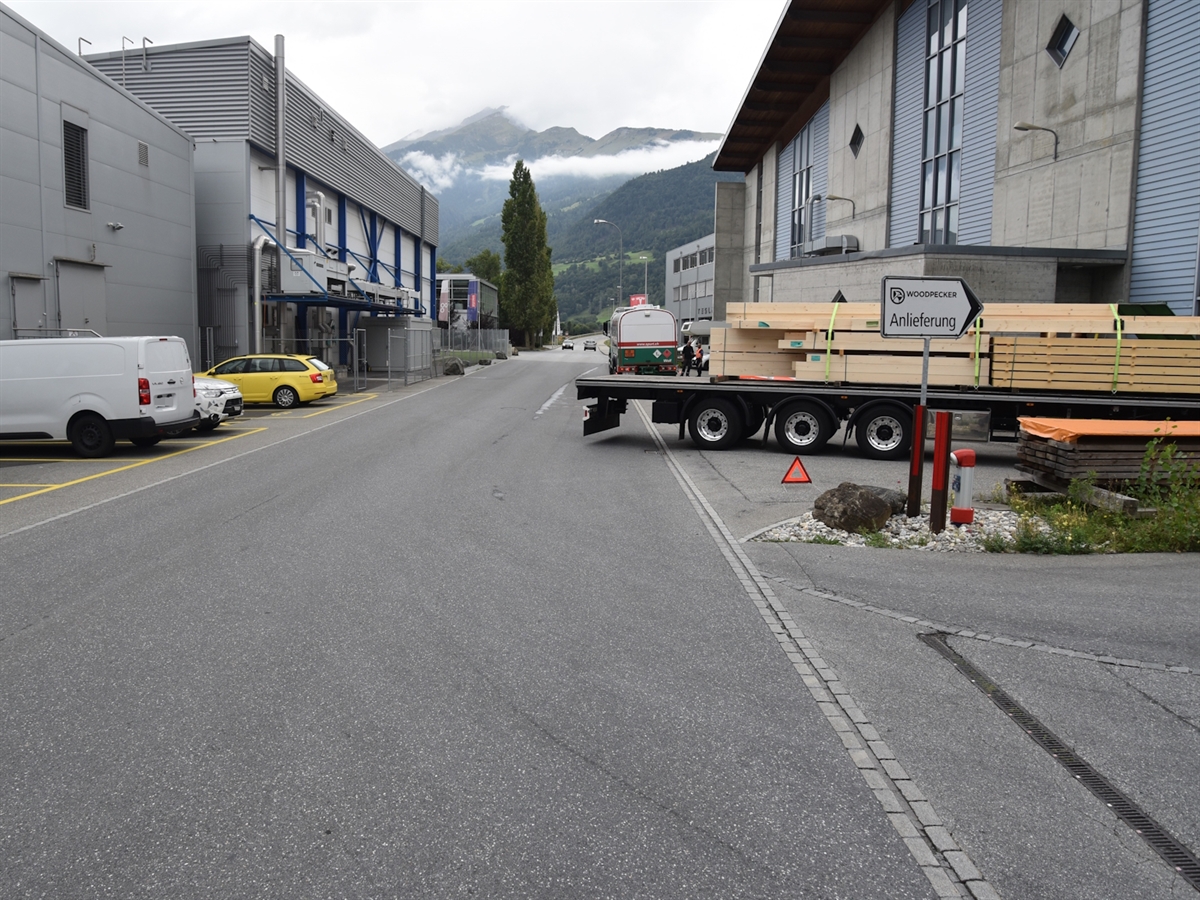 Die angetroffene Situation bei der Mühlestrasse in Landquart. Das Heck des Aufliegers ragt in die Fahrbahn. Im Hintergrund der Lastwagen, der mit dem Heck kollidierte.