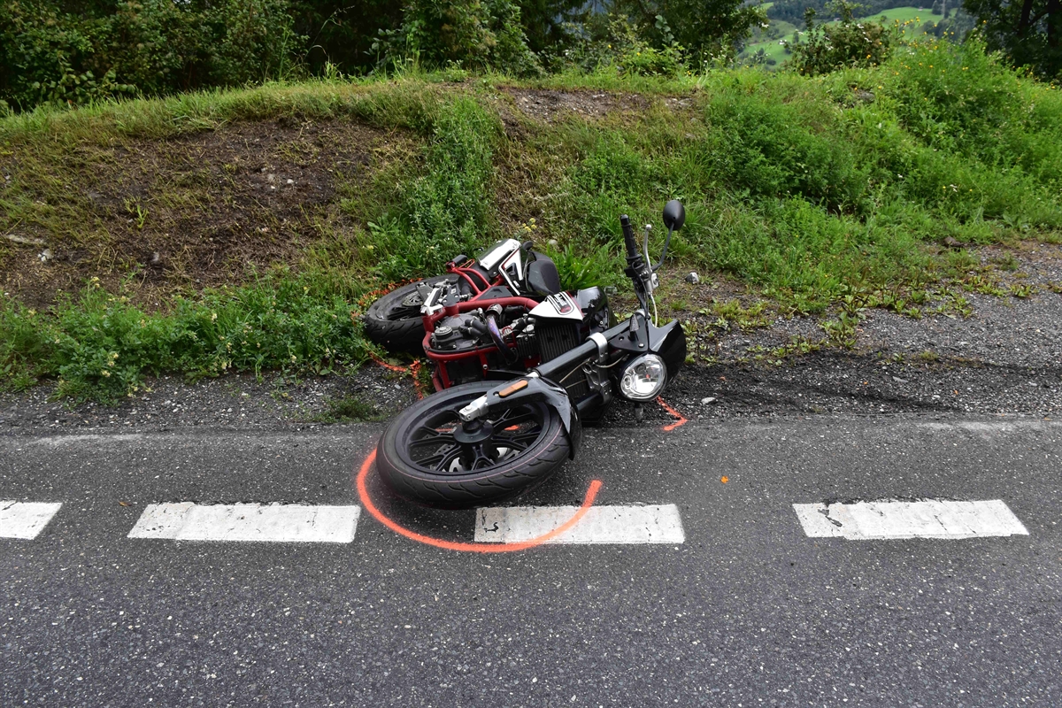 Motorrad liegt am Strassenrand