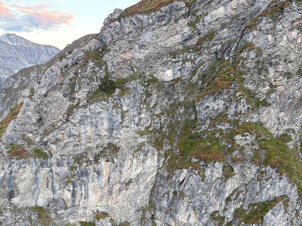 Die Felswand über welche der Mann abstürzte. Im Hintergrund Berglandschaft / Horizont.