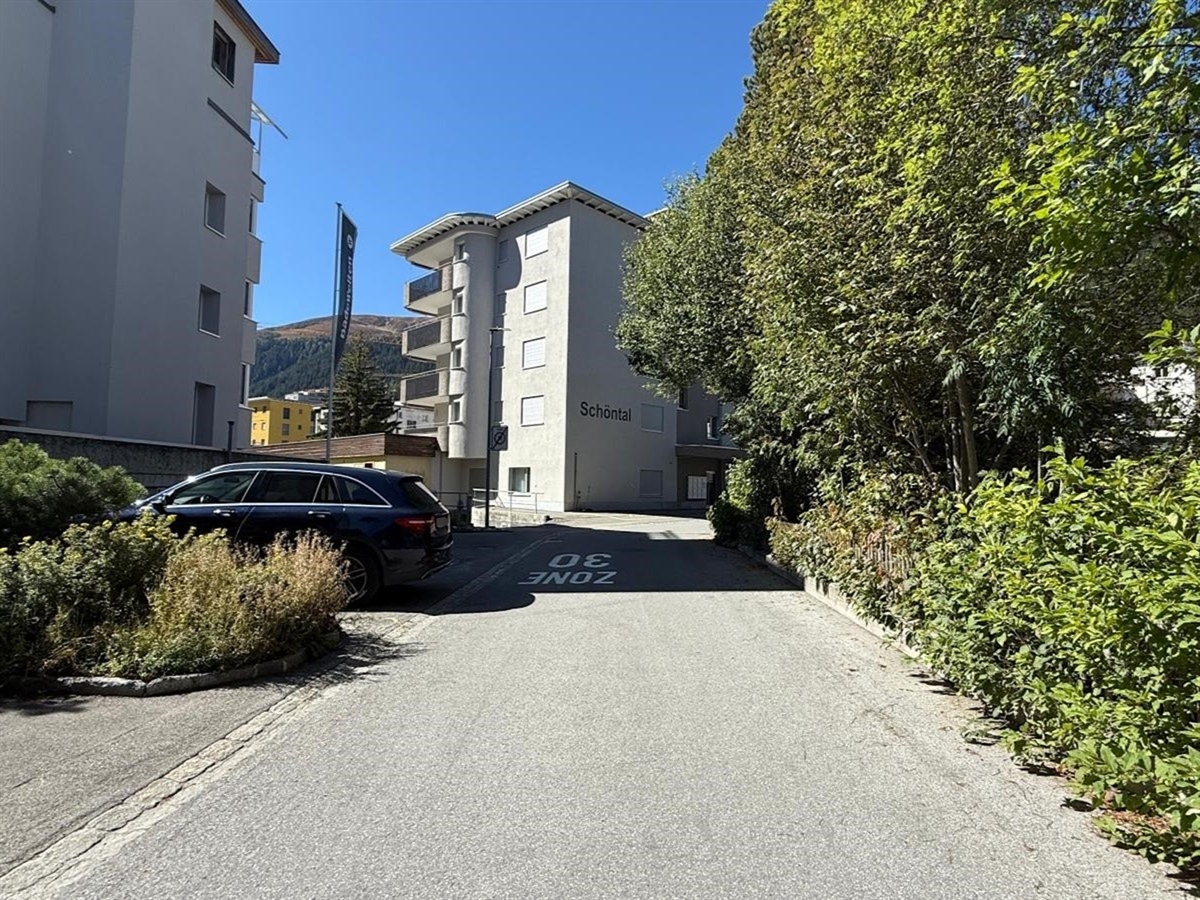 Die Mittelstrasse, welche in eine Rechtskurve in Richtung Talstrasse übergeht.