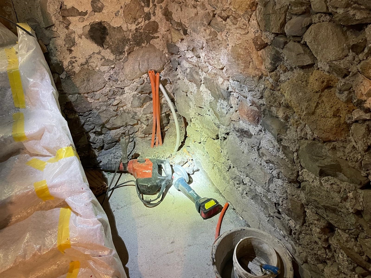 Winkelschleifgerät am Boden