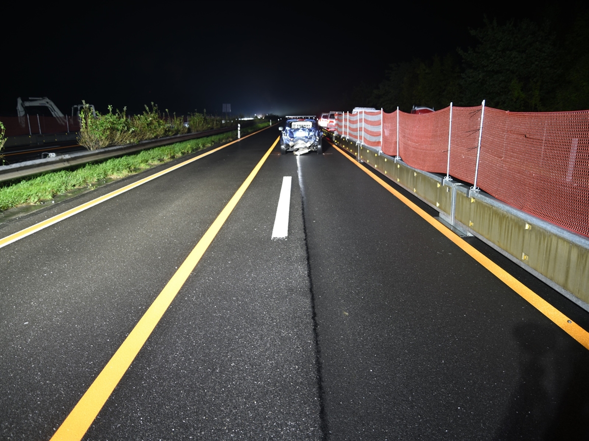 Das Auto mit eingequetschtem Heck in Endposition.